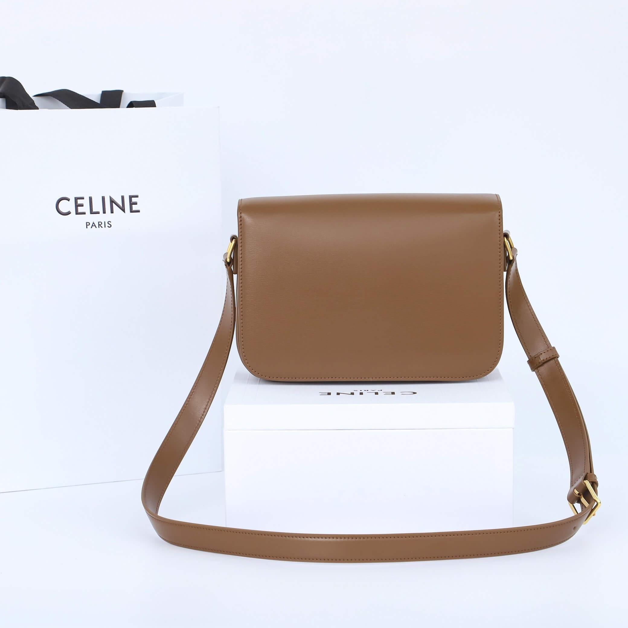 Ce1i*e CLASSIQUE TRIOMPHE BAG IN CALFSKIN