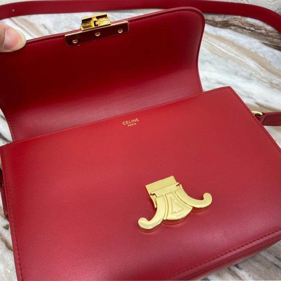Ce1i*e CLASSIQUE TRIOMPHE BAG IN CALFSKIN