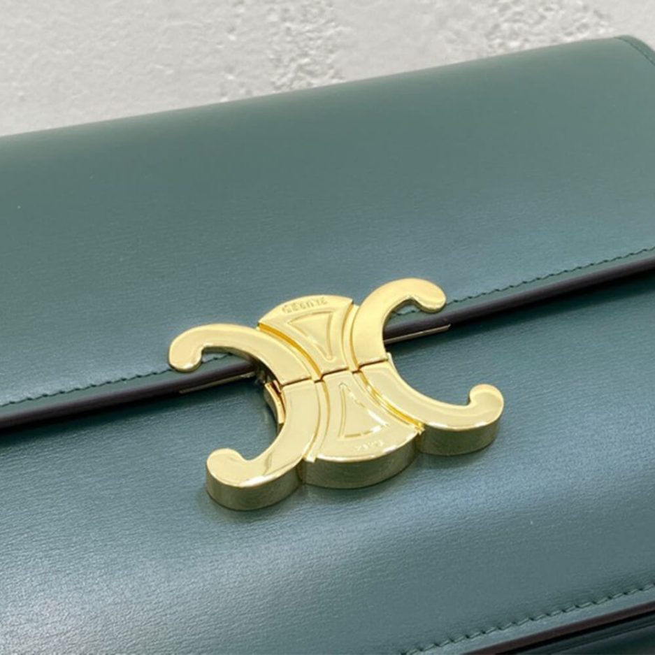 Ce1i*e CLASSIQUE TRIOMPHE BAG IN CALFSKIN