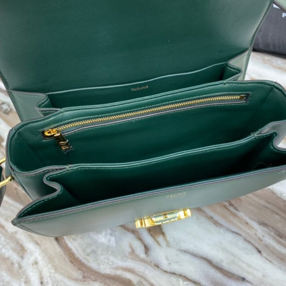 Ce1i*e CLASSIQUE TRIOMPHE BAG IN CALFSKIN