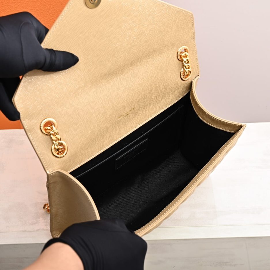 Y51 ENVELOPE MEDIUM IN QUILTED GRAIN DE POUDRE EMBOSSED LEATHER