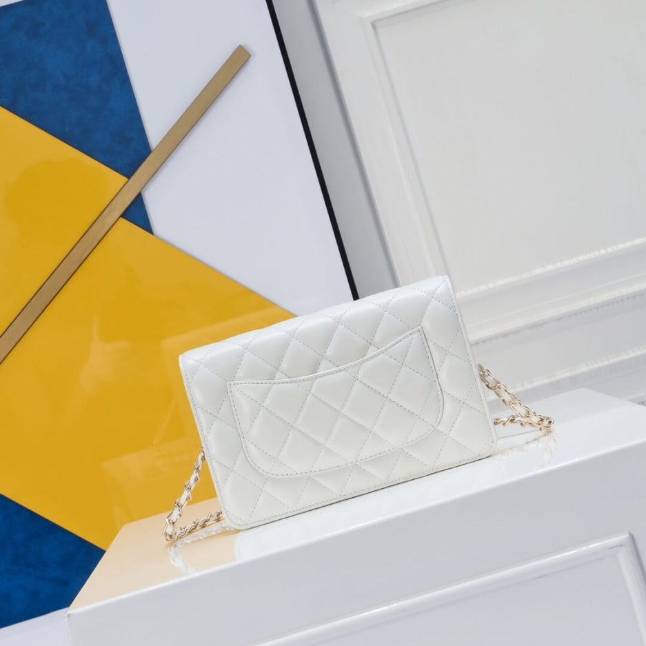 Ch**el classic chain wallet