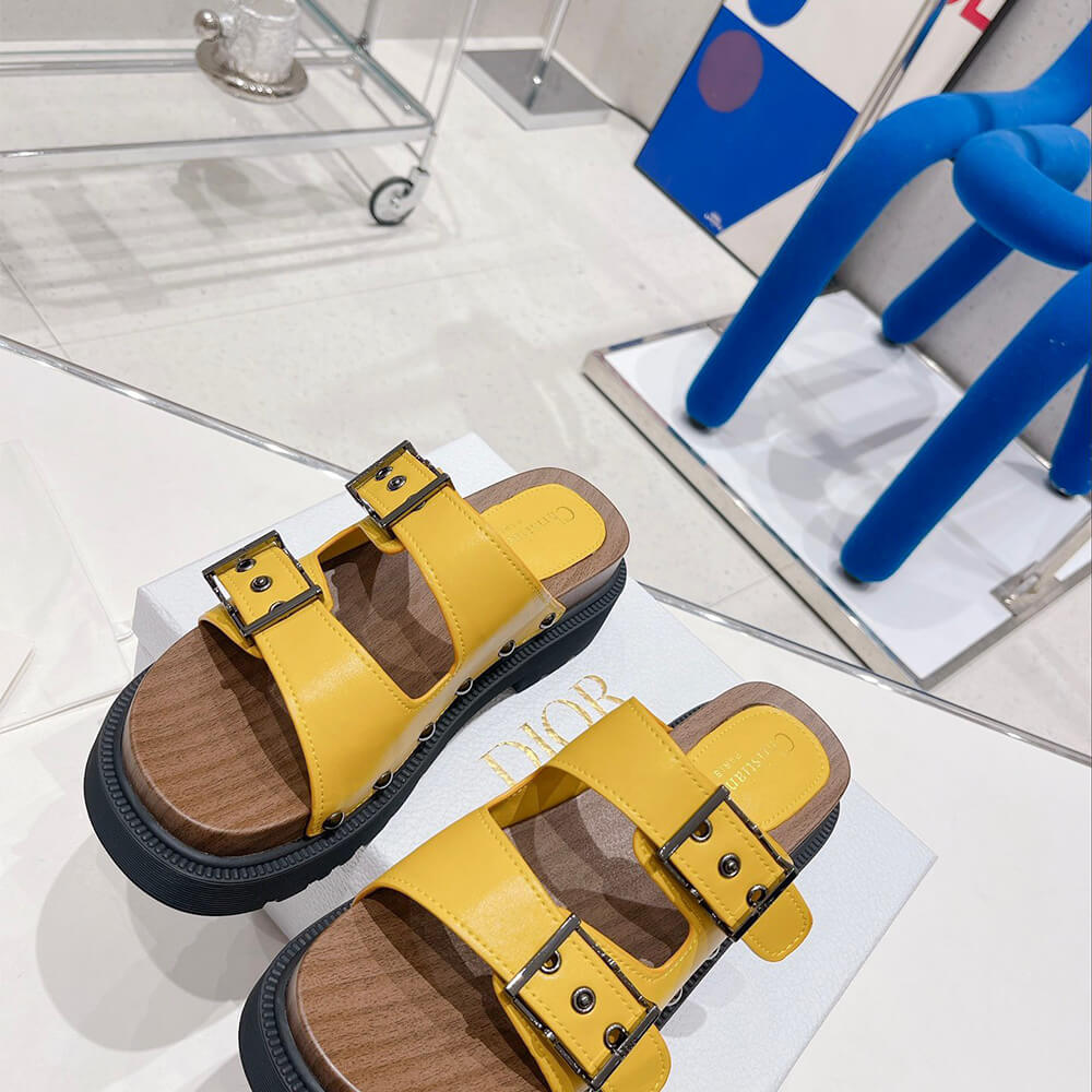 D10rQUAKE STRAP SANDAL