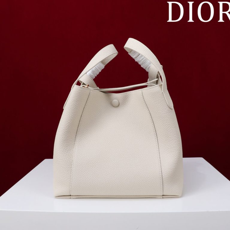D10r Medium Signature Bucket Bag
