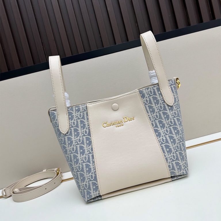 D10r Small Signature Bucket Bag