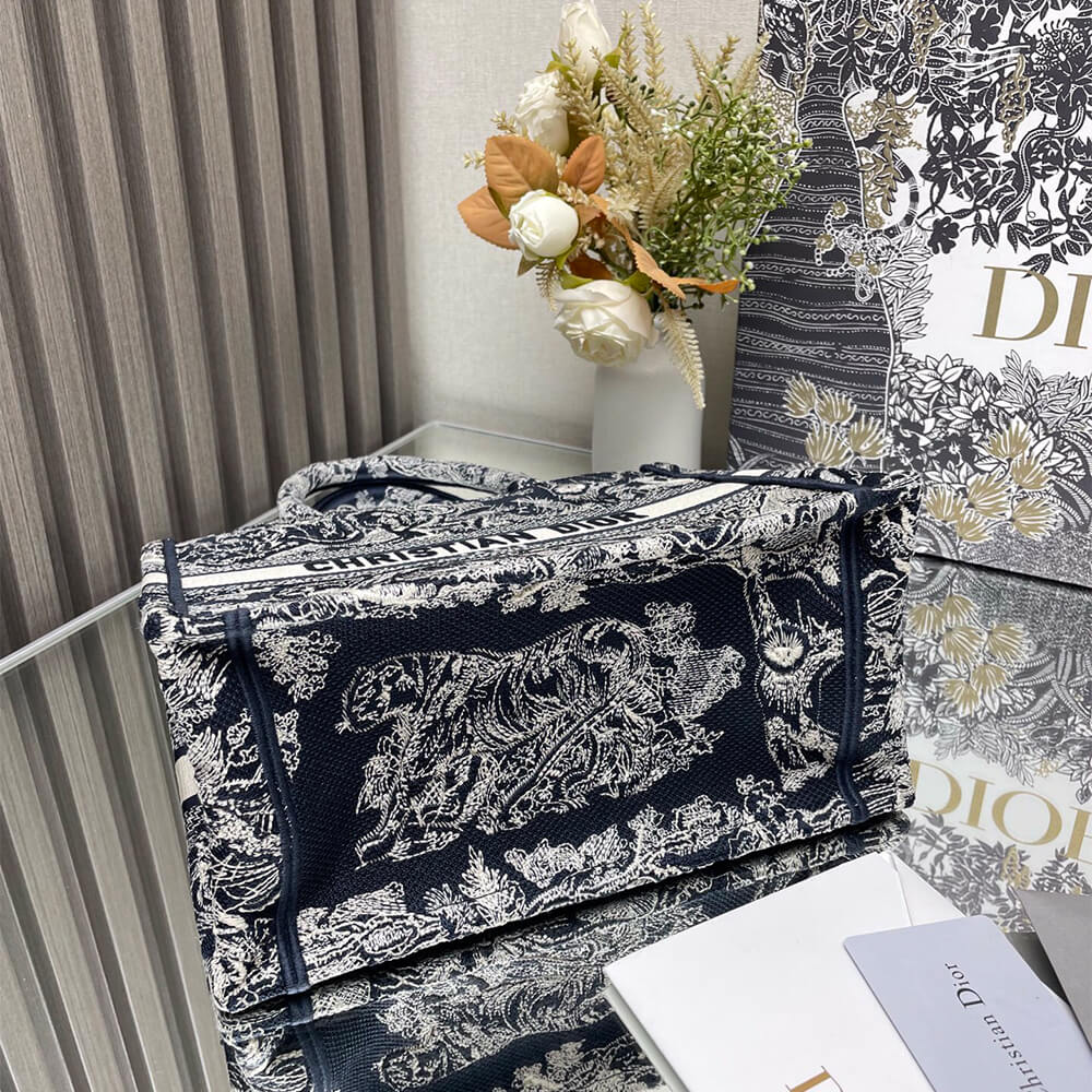 Small D10r Book Tote