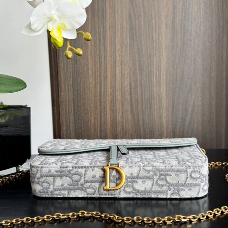 Medium Saddle Pouch with Chain