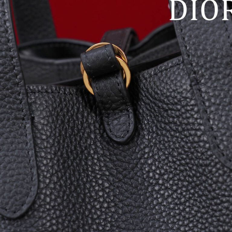 D10r Medium Signature Bucket Bag