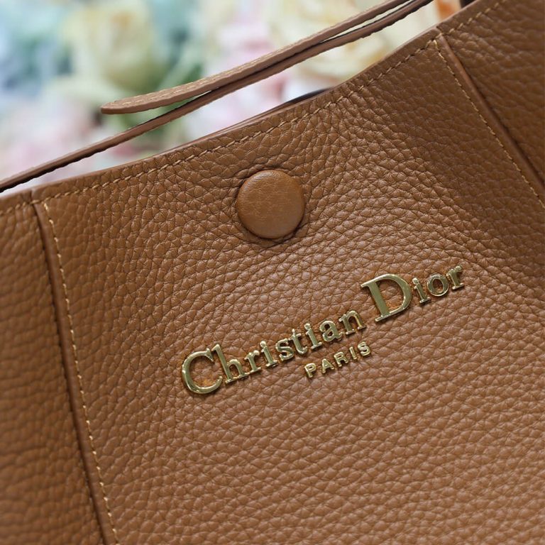 D10r Small Signature Bucket Bag