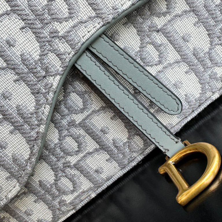 Medium Saddle Pouch with Chain