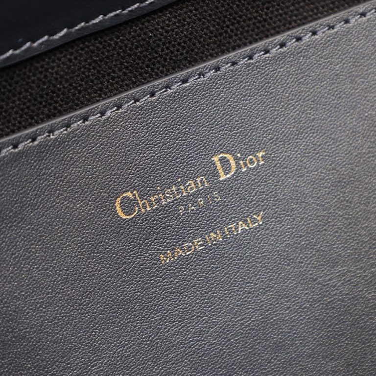D10r Medium Signature Bucket Bag