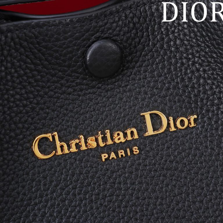 D10r Small Signature Bucket Bag